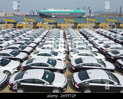 YANTAI, CHINE - 15 MARS 2022 - Un grand nombre de véhicules commerciaux attendent d'être chargés au port de Yantai, dans la province de Shandong en Chine orientale, en mars Banque D'Images