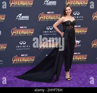 Elizabeth Olsen assiste à la première mondiale d'Avengers: Infinity War, qui s'est tenue au théâtre El Capitan à Hollywood, en Californie Banque D'Images