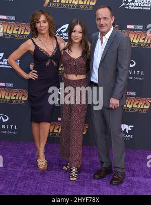 Jennifer Gray, Clark Gregg et Stella Gregg assistent à la première mondiale d'Avengers: Infinity War, qui s'est tenue au théâtre El Capitan à Hollywood, en Californie Banque D'Images