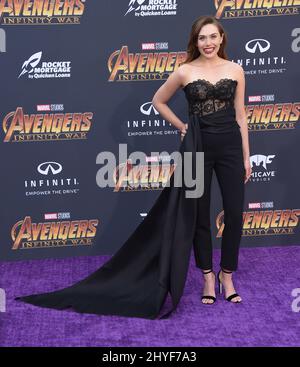 Elizabeth Olsen assiste à la première mondiale d'Avengers: Infinity War, qui s'est tenue au théâtre El Capitan à Hollywood, en Californie Banque D'Images