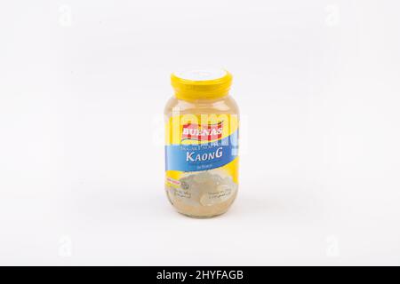 Buenas Kaong Green Sugar Palm fruit dans Syrup 340g bocal sur fond blanc Banque D'Images