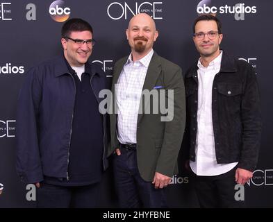 Adam Horowitz, David Goodman et Edward Kitsis à la finale de la série « une fois » qui s'est tenue à Londres le 8 mai 2018 à West Hollywood, Californie. Banque D'Images