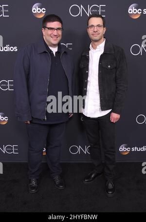 Adam Horowitz et Edward Kitsis à la finale de la série « une fois à l'heure » qui s'est tenue à Londres le 8 mai 2018 à West Hollywood, CA. Banque D'Images