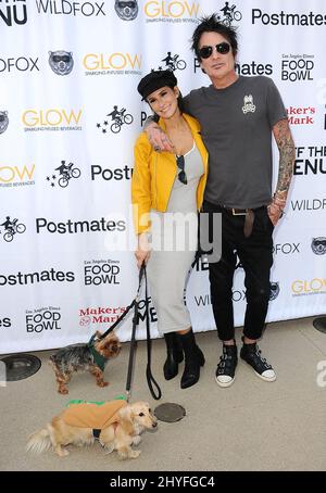 Brittany Furlan et Tommy Lee participent au concours de hamburgers secrets Off the Menu et Postmates. Chaque fournisseur de hamburgers fait équipe avec une célébrité spéciale pour créer le hamburger secret. L'événement se tient au Wallis Annenberg Centre le 26 mai 2018 à Beverly Hills, ca. Banque D'Images