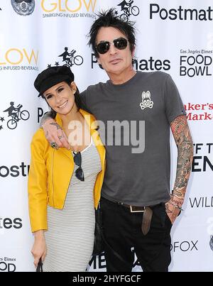 Brittany Furlan et Tommy Lee participent au concours de hamburgers secrets Off the Menu et Postmates. Chaque fournisseur de hamburgers fait équipe avec une célébrité spéciale pour créer le hamburger secret. L'événement se tient au Wallis Annenberg Centre le 26 mai 2018 à Beverly Hills, ca. Banque D'Images