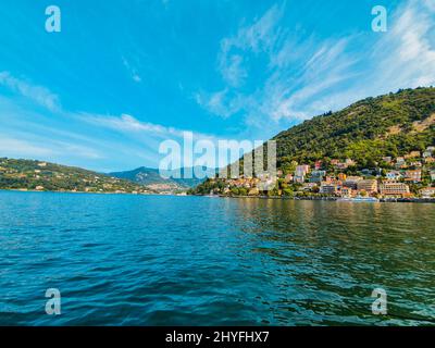 Belle photo d'une ville sur la colline à côté de l'immense lac de Milan, Italie. Banque D'Images