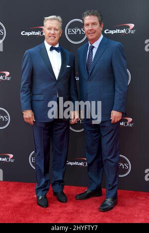 John Elway et Dan Marino à l'occasion des EPPY Awards 2018 qui ont eu lieu au Microsoft Theatre L.A. En direct le 18 juillet 2018 à Los Angeles, CA. Banque D'Images