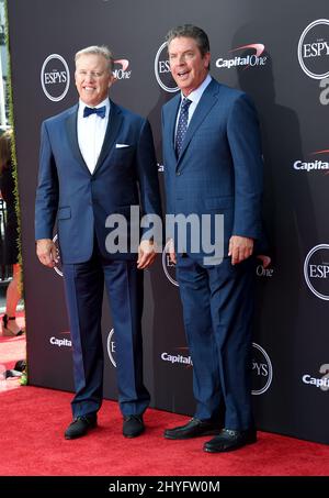 John Elway et Dan Marino à l'occasion des EPPY Awards 2018 qui ont eu lieu au Microsoft Theatre L.A. En direct le 18 juillet 2018 à Los Angeles, CA. Banque D'Images