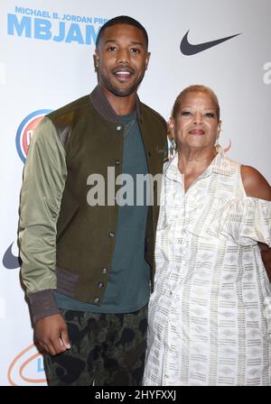 Michael B. Jordan et Donna Jordan au Michael B. Jordan et au Lupus LA présentent le « 2nd Annual MBJAM18 » qui s'est tenu à Dave & Busters le 28 juillet 2018 à Hollywood, États-Unis. Banque D'Images