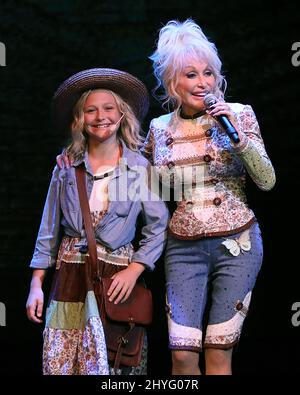 Dolly Parton et Alyvia Alyn Lind à l'événement médiatique de Dollywood, qui a eu lieu le 3 août 2018, à Pigeon Forge, Tennessee. Au cours de cet événement médiatique, Dolly Parton a annoncé la plus grande expansion de Dollywood dans l'histoire du parc, qui ouvrira ses portes au cours de la saison 2018 et sera appelée Wildwood Grove. Wildwood Grove offre 11 expériences palpitantes à ses clients, comprenant six attractions uniques et le Wildwood Tree de 55 mètres. Le coût total du projet est de $37 millions, ce qui correspond à l'engagement de 2013 de la Dollywood Company, qui s'élève à $300 millions d'investissements sur une période de 10 ans Banque D'Images