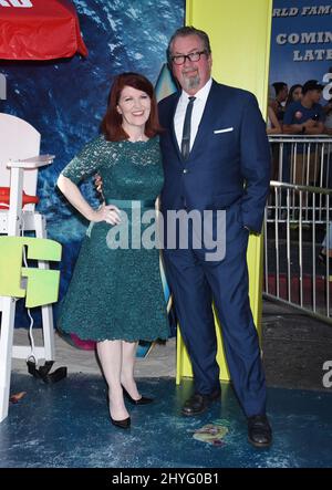 Kate Flannery et Chris Haston à la première américaine Warner Bros. 'THE MEG' tenue au TCL Chinese Theatre le 6 août 2018 à Hollywood Banque D'Images