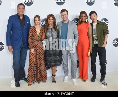 Brad Garrett, Leighton Meester, Channing Dungey, Taran Killam, Kimrie Lewis-Davis et Jake Choi à la tournée de presse d'été de l'ABC sur le tapis blanc qui s'est tenue à l'hôtel Beverly Hilton le 7 août 2018 à Beverly Hills, CA. Banque D'Images