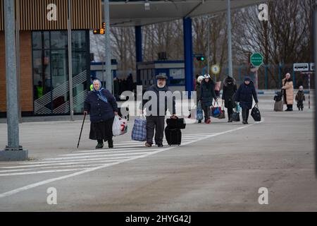 Palanca, Moldavie. 14th mars 2022. Des centaines d'Ukrainiens ont fui leurs foyers et traversent la frontière pour entrer en Moldavie dans la ville de Palanca. Plus de trois millions de personnes ont fui l'Ukraine vers les pays voisins depuis que la Russie a lancé une invasion à grande échelle du pays le 24 février. (Photo de Michael Nigro/Pacific Press) Credit: Pacific Press Media production Corp./Alay Live News Banque D'Images