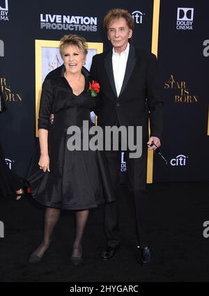 Lorna Luft et Barry Manilow assistant à la première d'Une étoile est né, à Los Angeles, Californie Banque D'Images