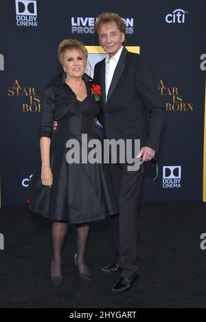 Lorna Luft et Barry Manilow assistant à la première d'Une étoile est né, à Los Angeles, Californie Banque D'Images