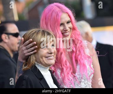 Katharine Ross et Cleo Rose Elliott participant à la première d'Une étoile est né, à Los Angeles, Californie Banque D'Images