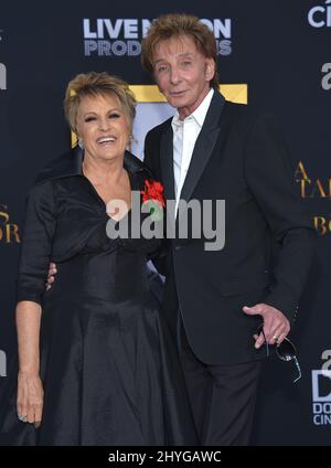 Lorna Luft et Barry Manilow assistant à la première d'Une étoile est né, à Los Angeles, Californie Banque D'Images