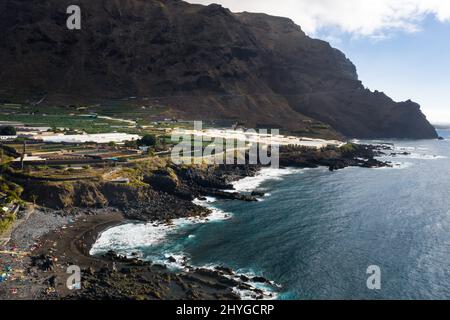 Plage noire volcanique et falaises rocheuses rugueuses sur l'île de Ténérife. Rochers, roche volcanique, océan Atlantique. Banque D'Images