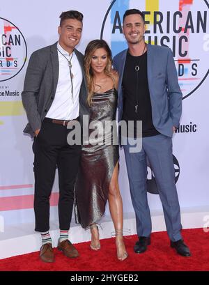 Dean Unglert, Becca Tilley et Ben Higgins lors des American Music Awards 2018 qui se tiennent au Microsoft Theatre L.A. En direct le 9 octobre 2018 à Los Angeles, CA. Banque D'Images