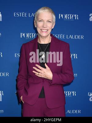 Annie Lennox arrive au troisième Gala annuel Incredible Women de porter avec Donna Langley, présidente d'Universal Pictures, en association avec Estee Lauder et en l'honneur de Vital Voices qui s'est tenu à l'Ebell de Los Angeles le 9 octobre 2018 à Los Angeles, ca. Banque D'Images