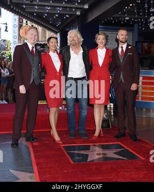 Sir Richard Branson et les agents de bord de Virgin America assistent à la cérémonie du Sir Richard Branson Star à Hollywood, Los Angeles, Californie, États-Unis. Banque D'Images