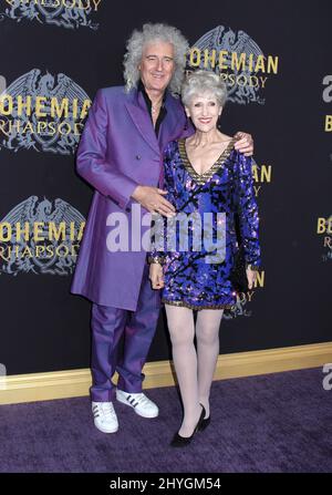 Brian May et sa femme Anita Dobson assistent à la première de Bohemian Rhapsody New York au Paris Theatre, New York, le 30 octobre 2018. Banque D'Images