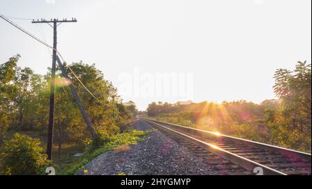 Belle vue sur une voie ferrée vide au lever du soleil à London, Ontario Banque D'Images