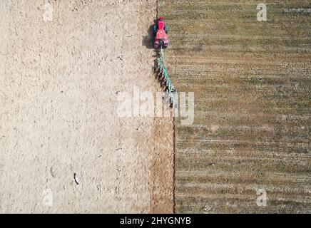 Agriculture thème. Vue aérienne de l'engin de labourage Banque D'Images