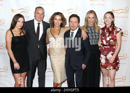 Clark Gregg, Jennifer Gray, fille Stella Gregg, Michael J. Fox, Tracy Pollan & Esme Fox à Une drôle de chose s'est produite sur le chemin de guérir Parkinson qui s'est tenu au Hilton New York le 10 novembre 2018 à New York, NY Banque D'Images