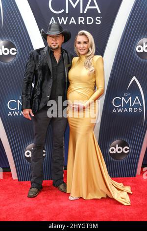 Jason Aldean et Brittany Kerr à l'occasion des Prix annuels 52nd de l'Association de musique country, organisés par Carrie Underwood et Brad Paisley, et tenus au Bridgestone Arena le 14 novembre 2018, à Nashville, Tennessee. Banque D'Images