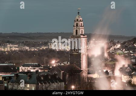 Cork, Cork, Irlande. 15th mars 2022. La tour de l'église Sainte-Anne, Shandon s'élève au-dessus des rues de maisons en terrasse par une matinée froide, Cork Ireland. - Crédit; David Creedon / Alamy Live News Banque D'Images