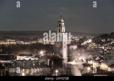 Cork, Cork, Irlande. 15th mars 2022. La tour de l'église Sainte-Anne, Shandon s'élève au-dessus des rues de maisons en terrasse par une matinée froide, Cork Ireland. - Crédit; David Creedon / Alamy Live News Banque D'Images