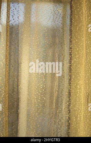 Rideaux en plein soleil. Rideaux sur la fenêtre. Le tissu brille à travers. Texture de maillage fin. Banque D'Images