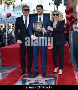 Michael Bublé et ses parents Lewis Bublé et Amber lors de la cérémonie des étoiles du Walk of Fame de Michael Bublé à Hollywood, qui s'est tenue devant l'hôtel W le 16 novembre Banque D'Images