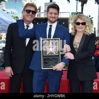 Michael Bublé et ses parents Lewis Bublé et Amber lors de la cérémonie des étoiles du Walk of Fame de Michael Bublé à Hollywood, qui s'est tenue devant l'hôtel W le 16 novembre Banque D'Images