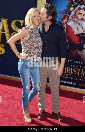 Oliver Hudson et Erinn Bartlett à la première mondiale des chroniques de Noël qui a eu lieu au Bruin Theatre le 18 novembre 2018 à Westwood, Banque D'Images