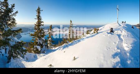 Vue sur le lac Walchensee et la croix du sommet. Vue de Mt. Jochberg près du lac Walchensee pendant l'hiver dans les Alpes bavaroises. Europe Allemagne, BAV Banque D'Images