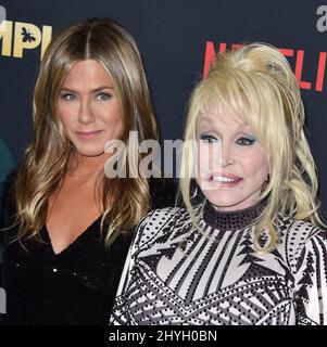 Jennifer Aniston, Dolly Parton participant à la première mondiale de DUMPLIN, qui s'est tenue aux théâtres TCL Chinese 6 à Los Angeles, en Californie Banque D'Images