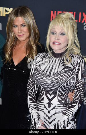Jennifer Aniston, Dolly Parton participant à la première mondiale de DUMPLIN, qui s'est tenue aux théâtres TCL Chinese 6 à Los Angeles, en Californie Banque D'Images