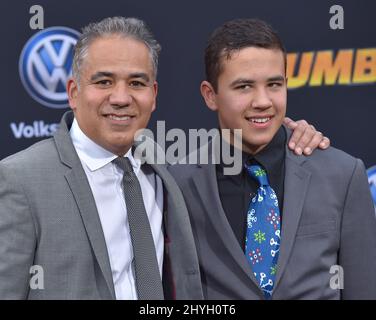 John Ortiz et Clemente Ortiz arrivent pour la première mondiale Bumblebee qui s'est tenue au TCL Chinese Theatre le 9 décembre 2018 à Hollywood, Los Angeles Banque D'Images