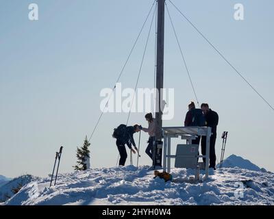 Sommet de Mt. Jochberg près du lac Walchensee pendant l'hiver dans les Alpes bavaroises. Europe Allemagne, Bavière Banque D'Images