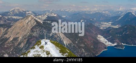 Vue vers Karwendel MTS., Mt. Jochberg, Mt. Benediktenwand et Jachenau. Vue de Mt. Herzogstand près du lac Walchensee pendant l'hiver dans le bavari Banque D'Images