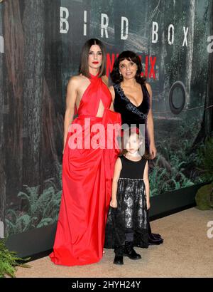 Sandra Bullock, Susanne Bier et Vivien Lyra Blair participant à la projection spéciale « Bird Box » à New York, tenue au Alice Tully Hall le 17 décembre 2018 à New York, États-Unis. Banque D'Images