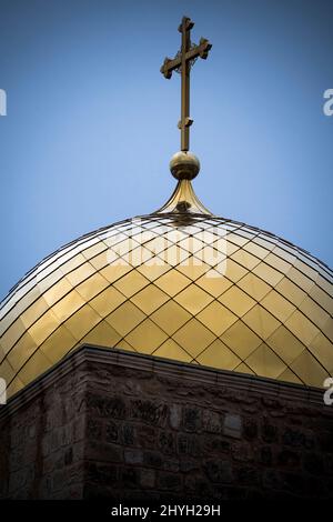 Dôme doré et croix dans la vieille ville de Jérusalem en Israël Banque D'Images