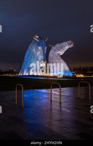 Les Kelpies, sculptures à tête de cheval géante, la nuit. Banque D'Images