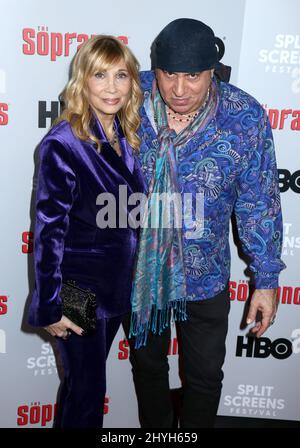 Maureen Van Zandt et Steven Van Zandt assistent au tapis rouge anniversaire de Sopranos 20th qui a eu lieu au SVA Theatre de New York Banque D'Images