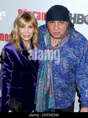 Maureen Van Zandt et Steven Van Zandt assistent au tapis rouge anniversaire de Sopranos 20th qui a eu lieu au SVA Theatre de New York Banque D'Images