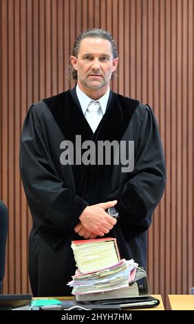 Karlsruhe, Allemagne. 15th mars 2022. Constantin Hofmann, juge président à la cour locale, ouvre un procès pour évasion fiscale s'élevant à des millions de personnes. Le défendeur, ancien directeur général d'un fabricant d'égouts à kebab maintenant insolvable, aurait éludé des impôts dans huit cas de 2017 à 2019, avec une perte totale de millions. Credit: Uli Deck/dpa/Alay Live News Banque D'Images