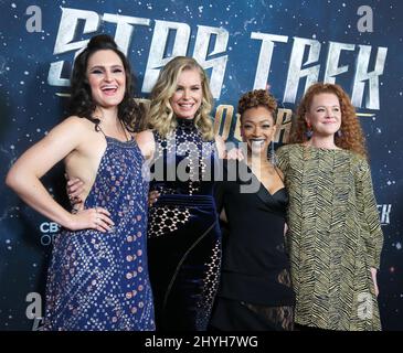 Mary Chieffo, Rebecca Romijn, Sonequa Martin-Green et Mary Wise participant à la première saison 2 de Star Trek : découverte à New York Banque D'Images