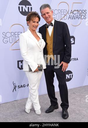 Gabrielle Carteris et Charles Isaacs participant aux Prix annuels 25th de la Guilde des acteurs de l'écran, qui se tiennent à l'Auditorium du Sanctuaire Banque D'Images